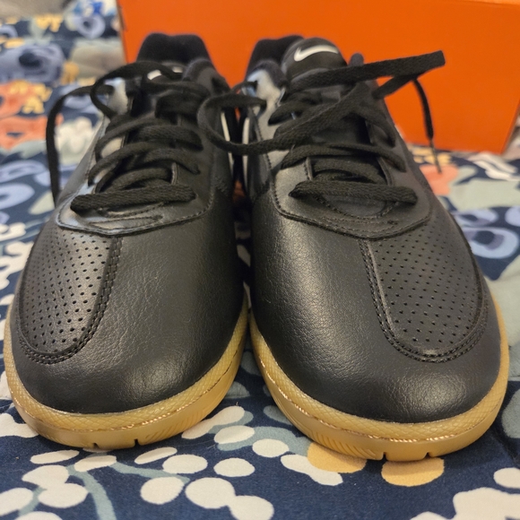 Nike Davinho Black and White Sneaker - Picture 8 of 12